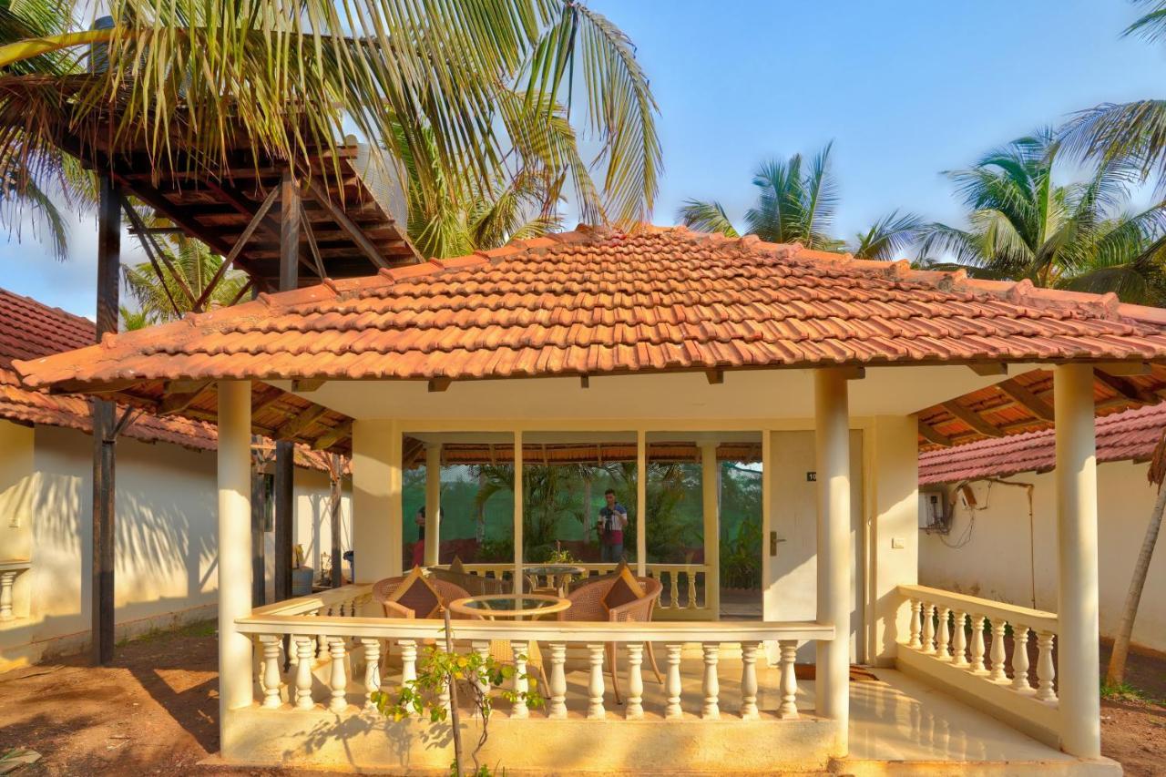 Morjim Holiday Beach Resort Экстерьер фото